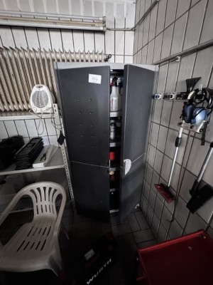 1 Schrank mit diversen Handmaschinen und Putzmitteln